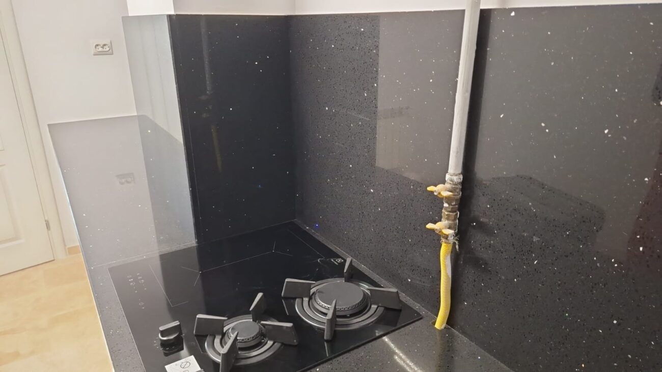 Blat de bucătărie din quartz, în jurul plitei