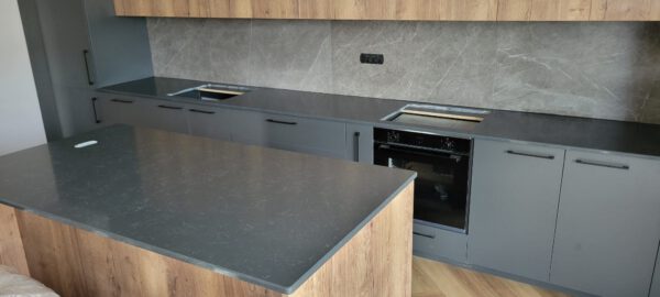Blat de bucatarie cu contrablat si insula din quartz