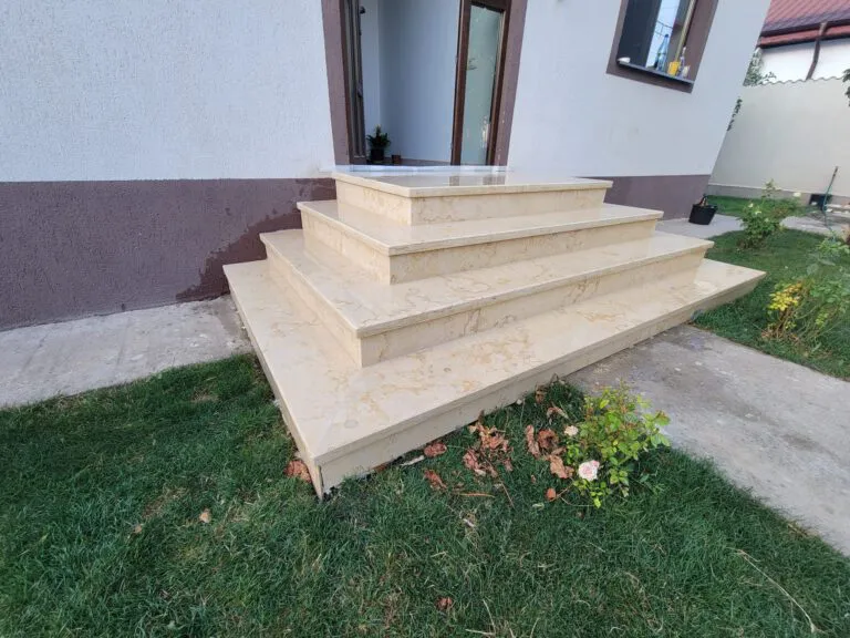 Trepte interioare din marmură bej