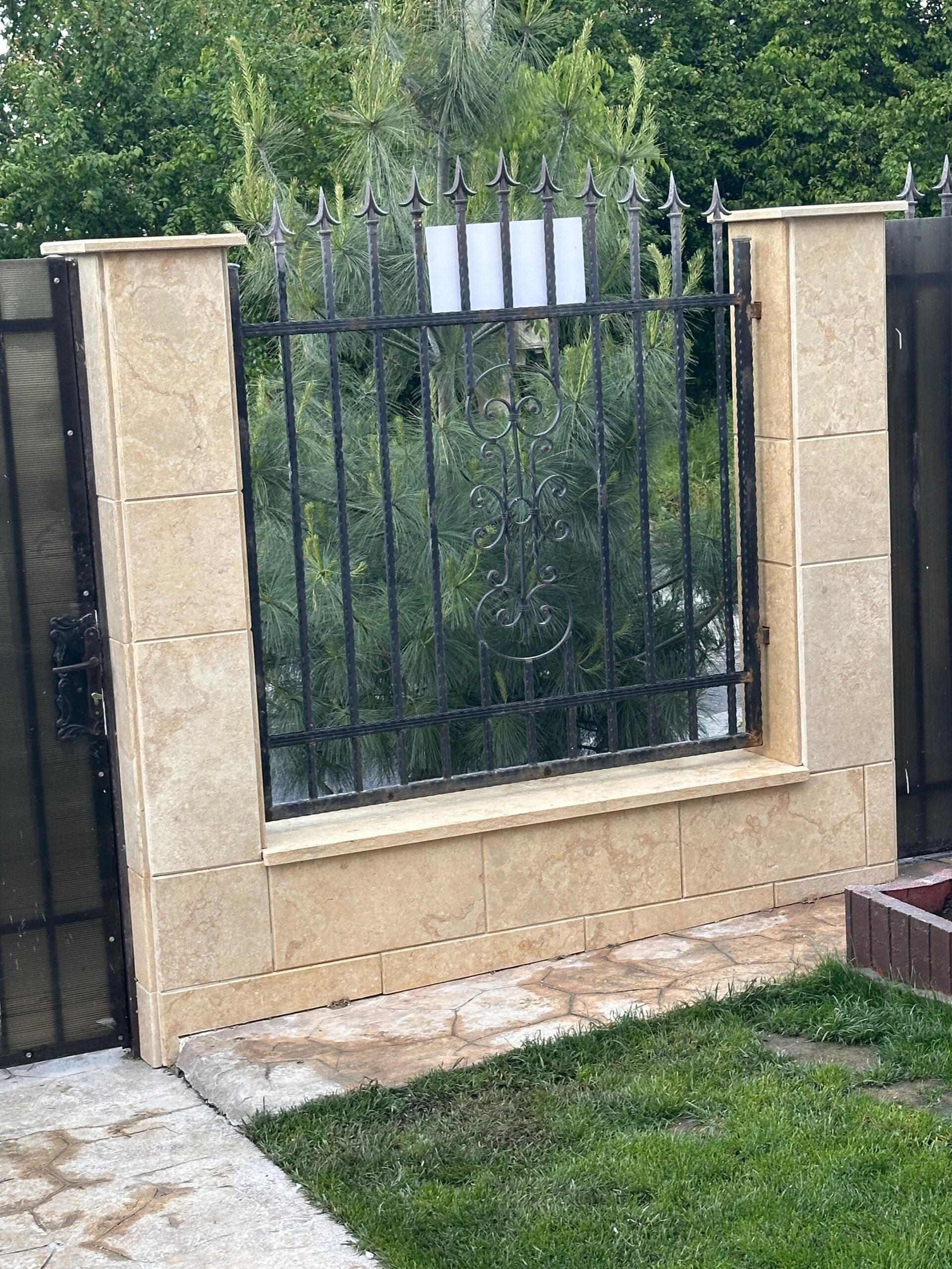 Gard placat cu marmura bej
