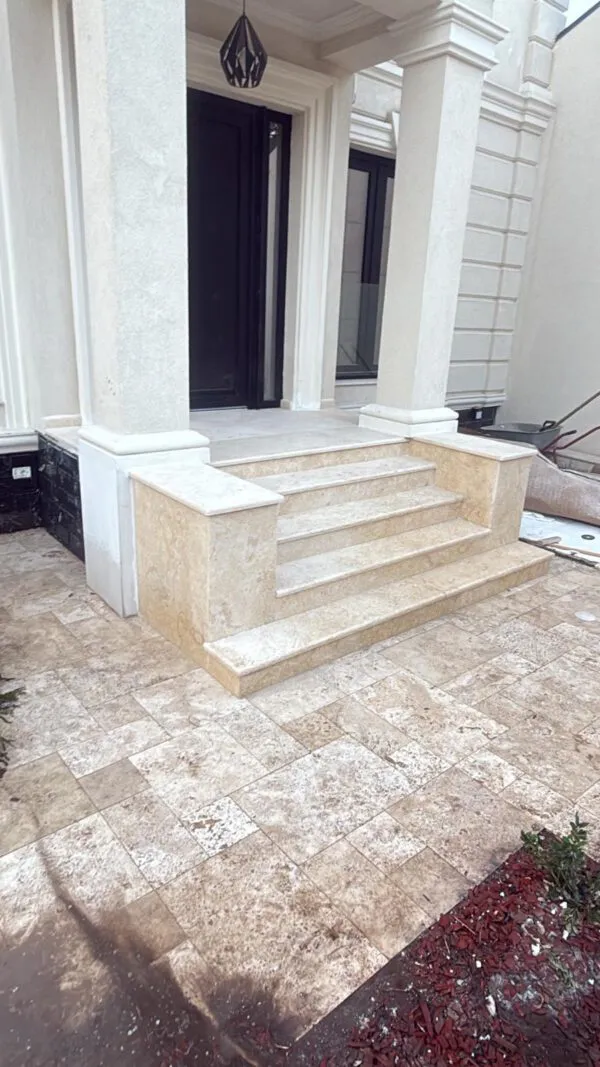 Trepte exterioare din marmură bej