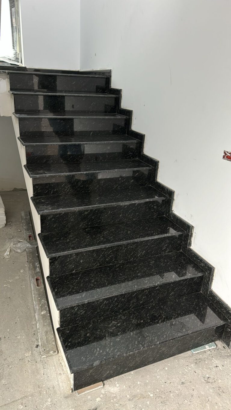 Scară interioară din granit negru